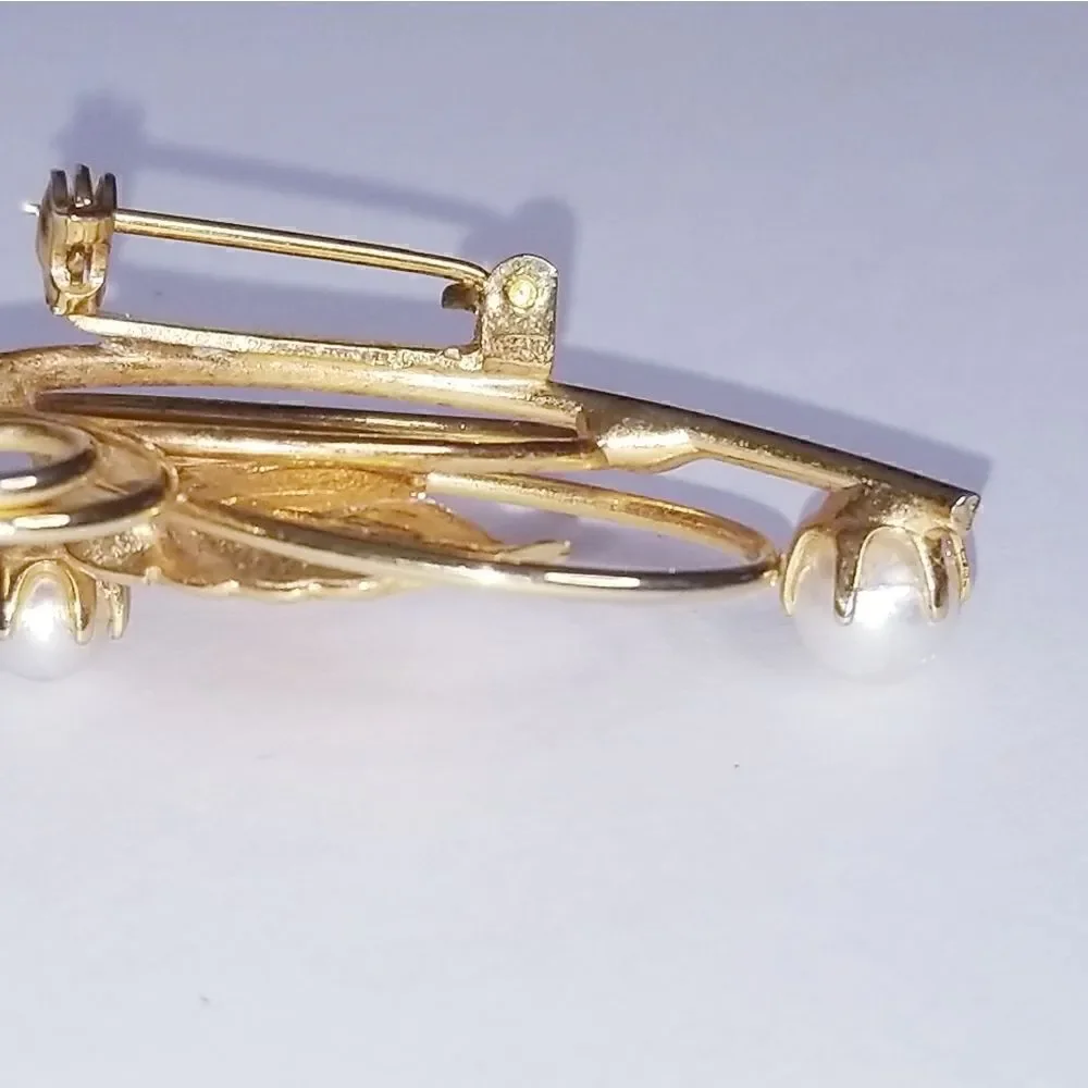 5/$25 Vintage Gold & Pearl leaf Brooch